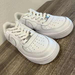 Nike Air Force 1 LE White Grade School 5.5 Y (7 Women’s)